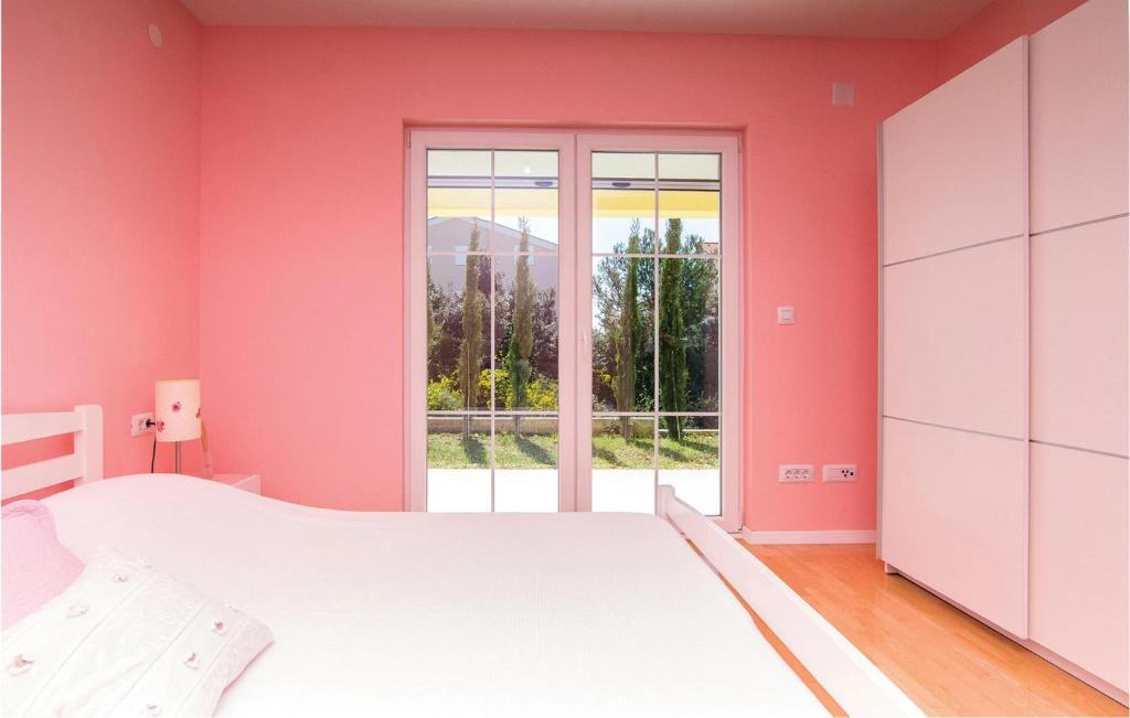 Łóżko lub łóżka w pokoju w obiekcie Two-Bedroom Apartment In Pakostane