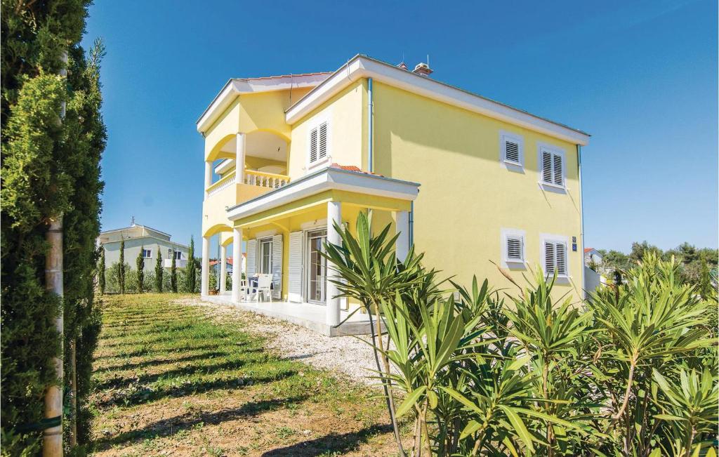 Two-Bedroom Apartment In Pakostane