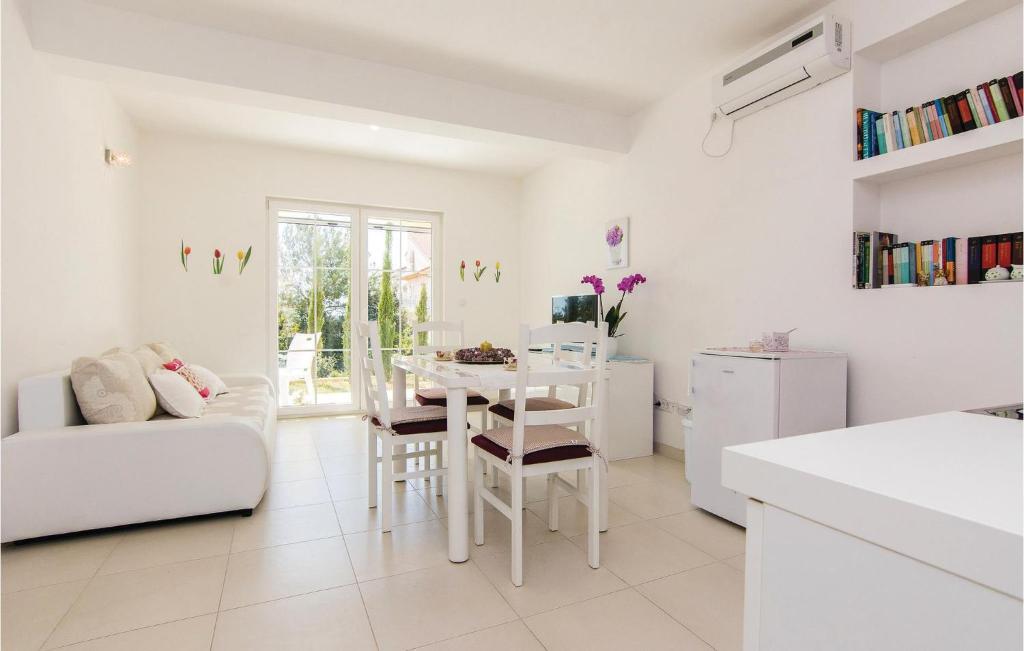 kuchnia i salon ze stołem i kanapą w obiekcie Two-Bedroom Apartment In Pakostane w Pakoštane