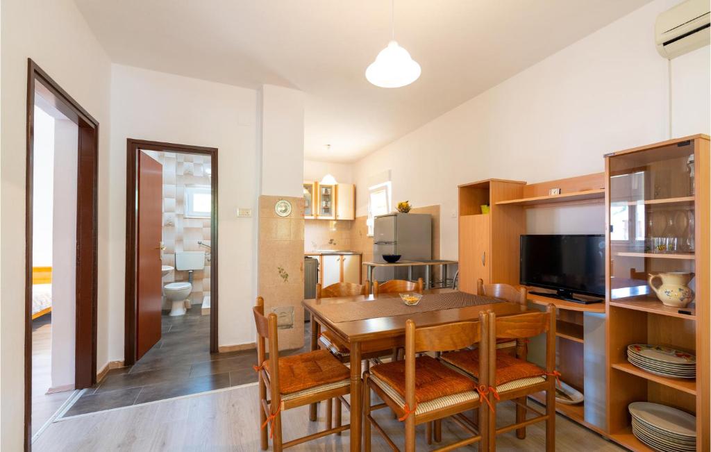 Kuchyňa alebo kuchynka v ubytovaní Four-Bedroom Holiday Home Krusevo With Sea View 05