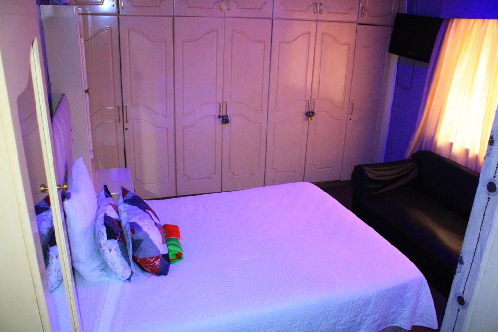 Postel nebo postele na pokoji v ubytování Royal Guest House & and Lodge