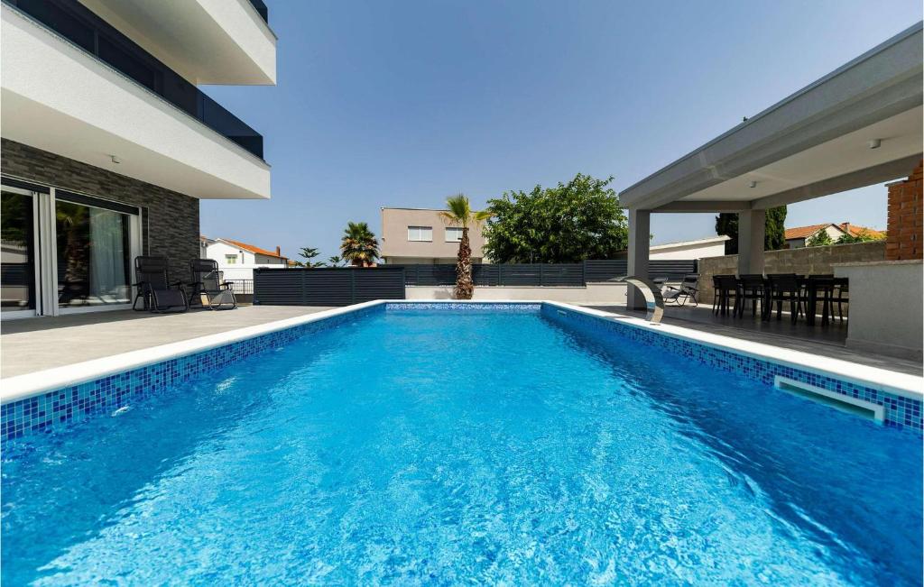 Piscina de la sau aproape de Villa Gina