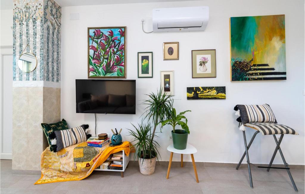 Televízia a/alebo spoločenská miestnosť v ubytovaní Pet Friendly Home In Drage With Wifi