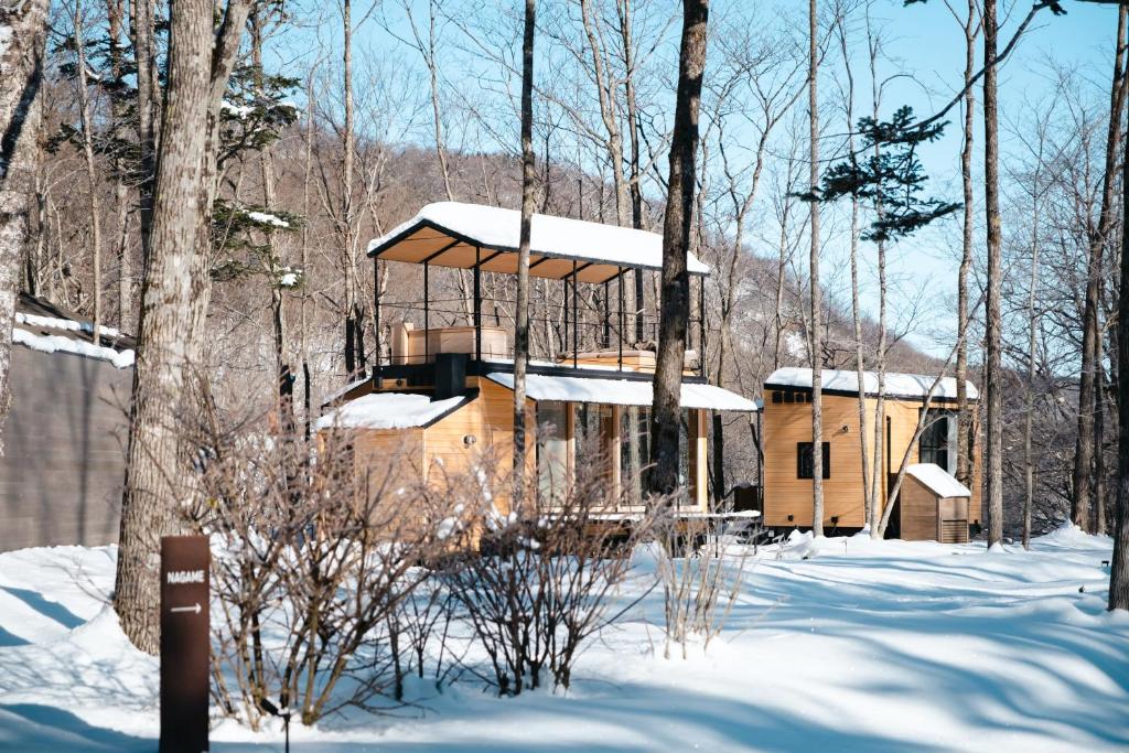 une cabine dans les bois dans la neige dans l'établissement Moving Inn Tokachi Kitanomori, à Taiki