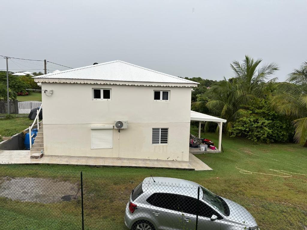 La caraïbe dans la station balnéaire في سانت فرانسوا: سيارة متوقفة أمام البيت الأبيض