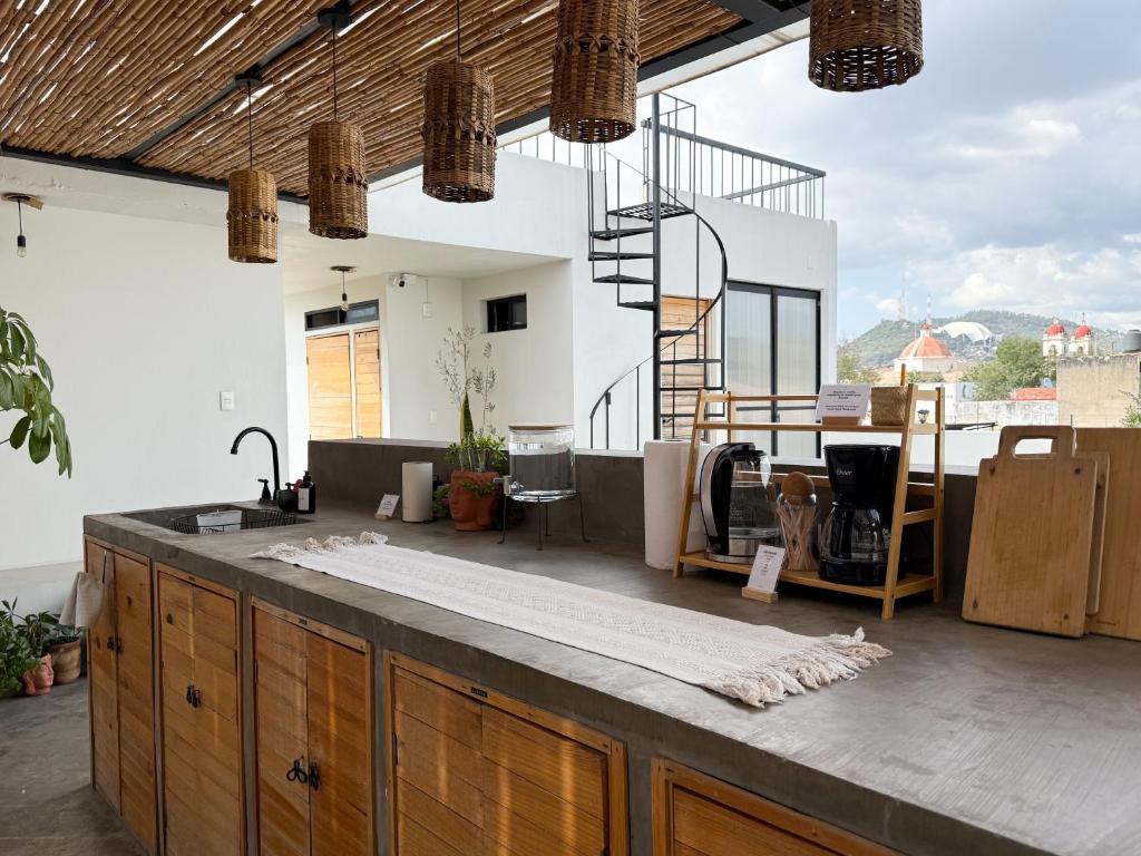una cucina con armadi in legno e piano di lavoro di Casa 821 Guest House a Città di Oaxaca