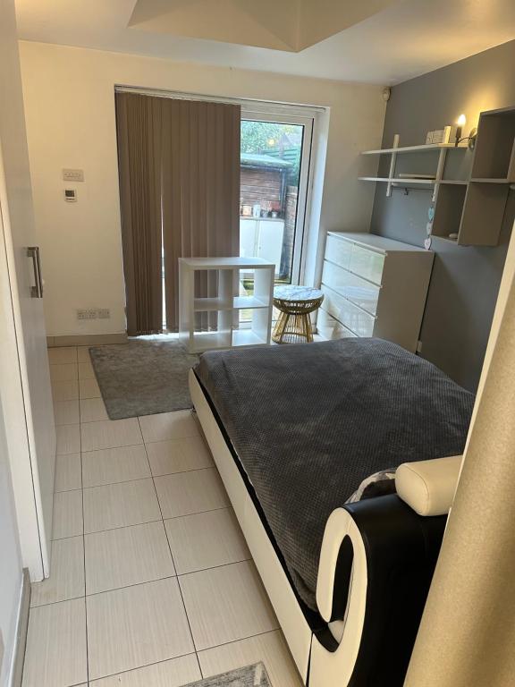 Køkken eller tekøkken på EnSuite Double Room With Own Entrance London - IG8 - Free on street parking