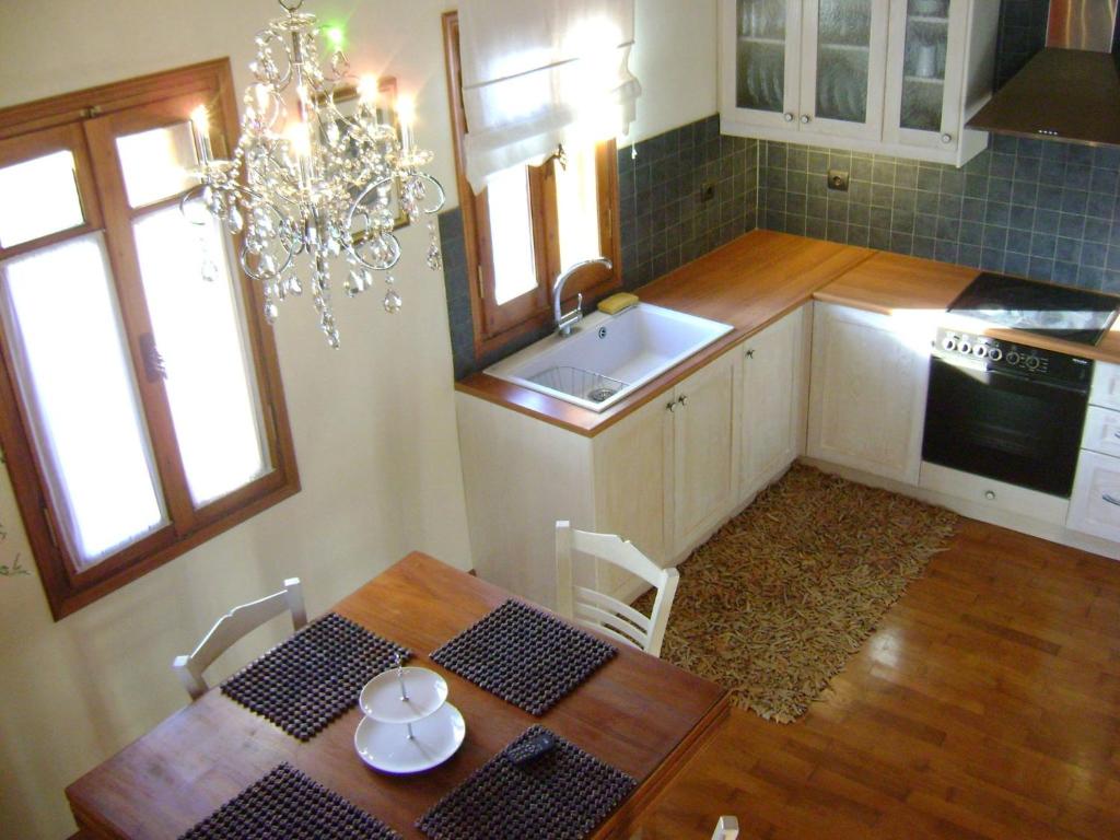 uma cozinha com uma mesa, um lavatório e um lustre em Valley View House em Anópolis