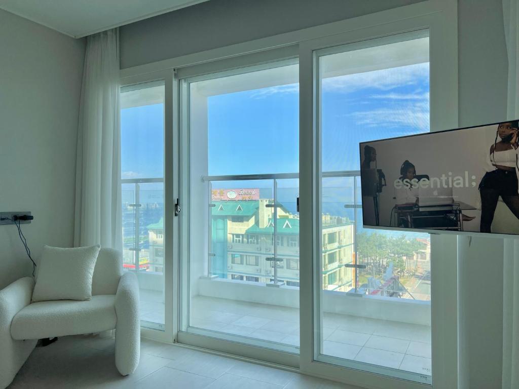 TV a/nebo společenská místnost v ubytování Le Bleu Naksan by Orot