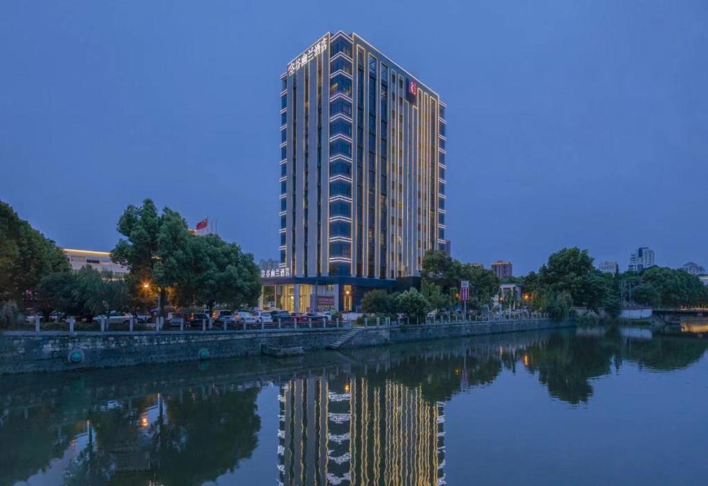 Tòa nhà nơi khách sạn tọa lạc