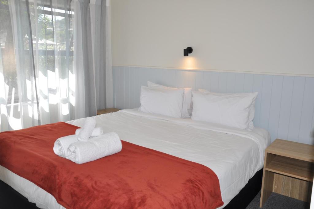 Postel nebo postele na pokoji v ubytování Balmoral Motel
