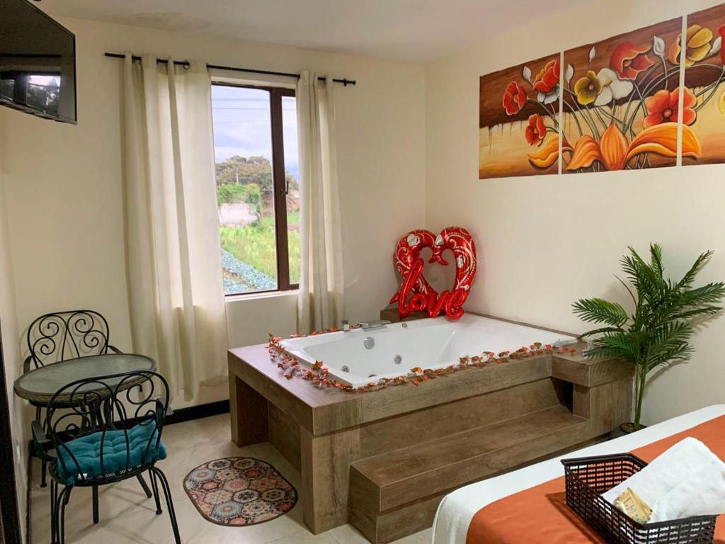 Postel nebo postele na pokoji v ubytování Hotel Las Mercedes Airport-Quito