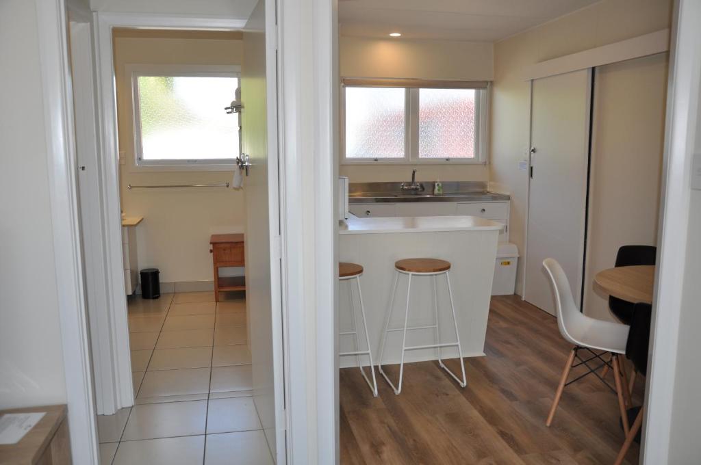 Kuchyň nebo kuchyňský kout v ubytování Balmoral Motel