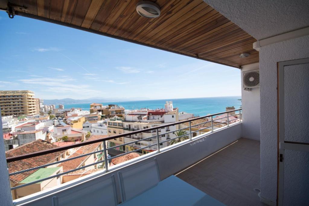 balcón con vistas al océano en Nogalera Boutique Apartment, en Torremolinos