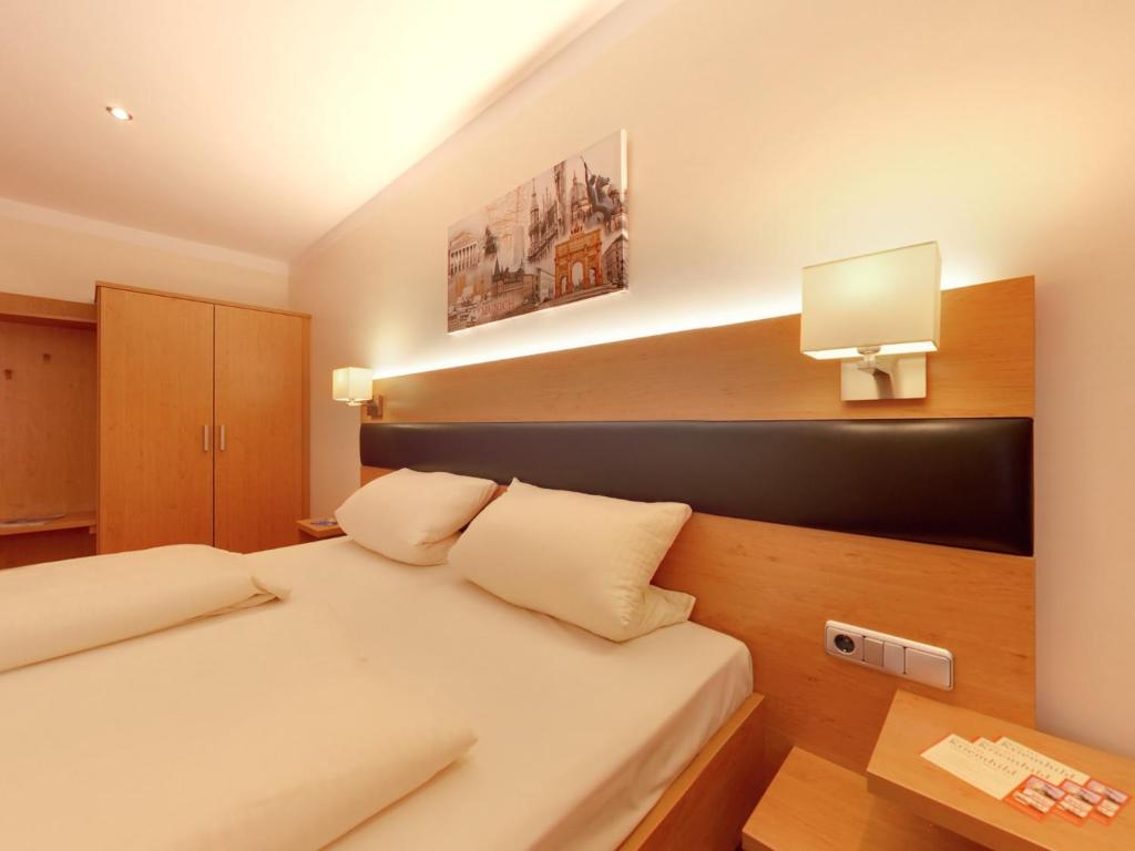 Hotel Kriemhild am Hirschgarten - Resim 15