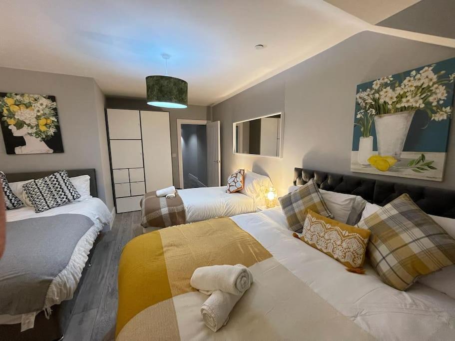 カーディフにあるLuxury 2 Bed City Centre Duplex with High Ceilingsのベッドルーム1室(ベッド2台、ソファ付)