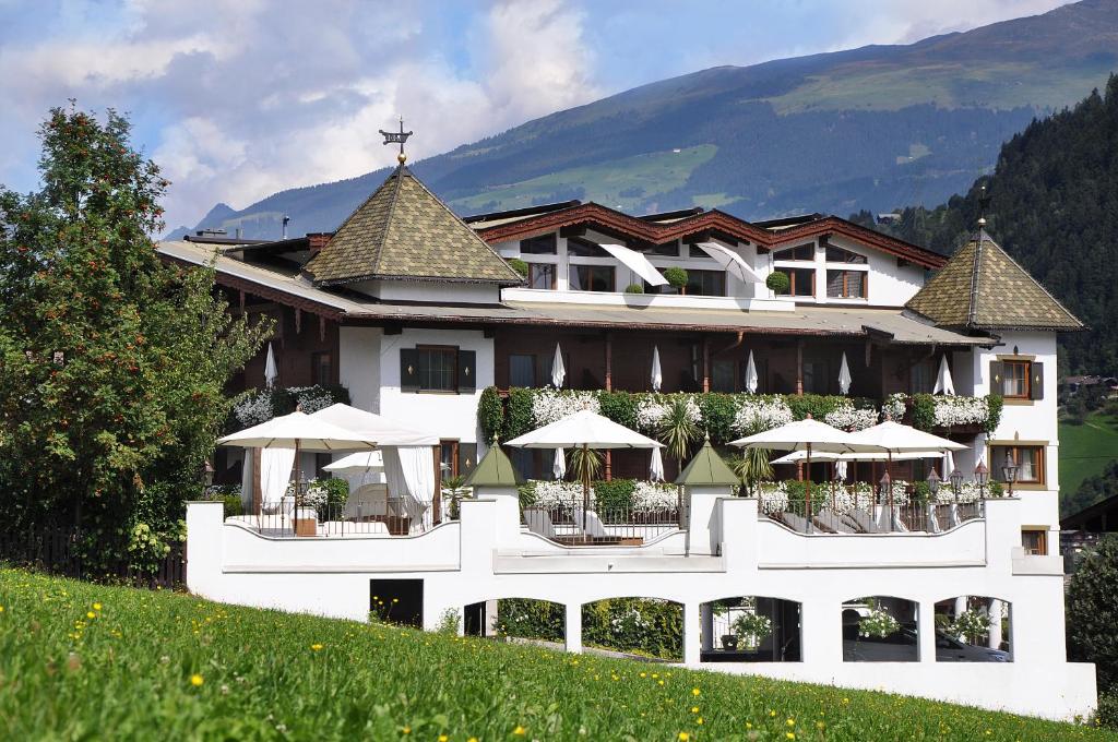 Nespecifikovaný výhled na hory nebo výhled na hory při pohledu z hotelu