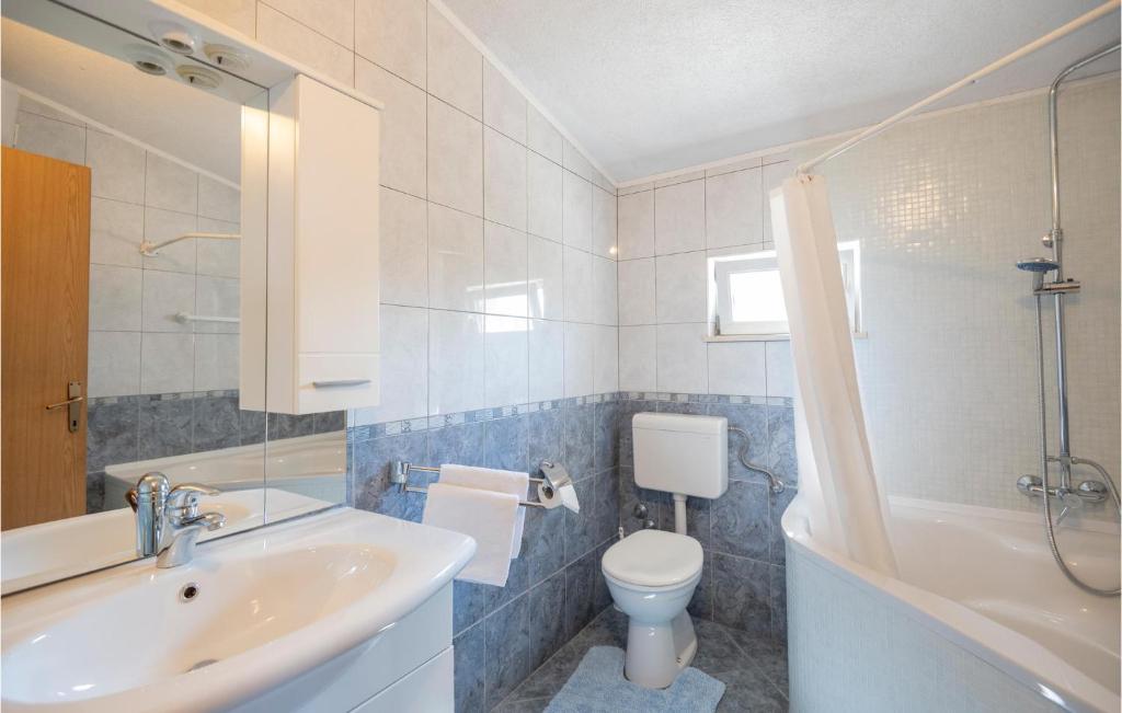 Kúpeľňa v ubytovaní One-Bedroom Holiday Home With Sea View In Makarska