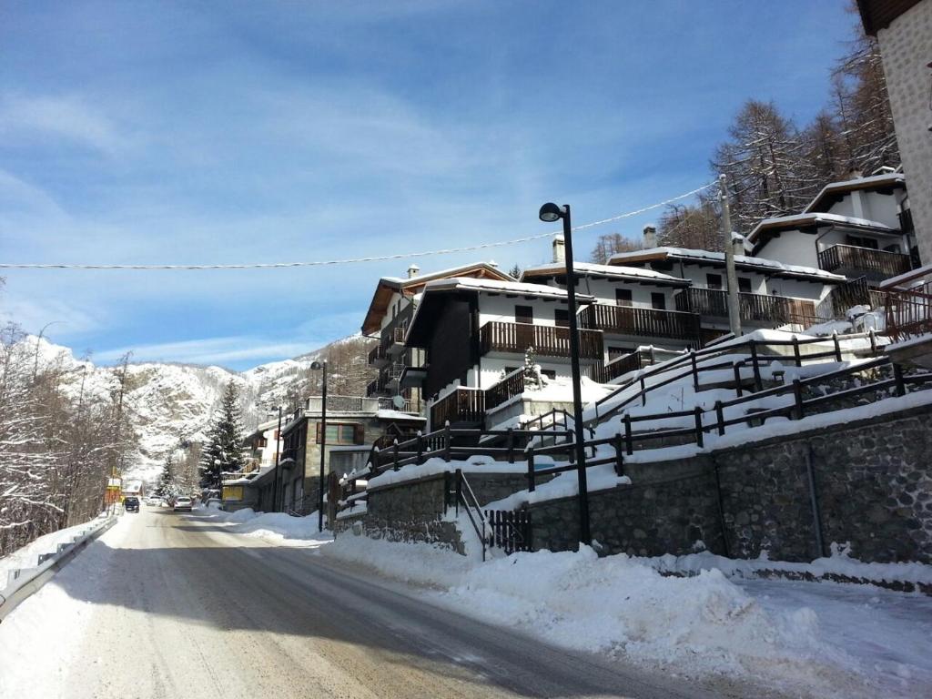 ヴァルトゥルナンシュにあるPetit Maison - Valtournenche - CIR VDA Valtournenche no 0392の雪道