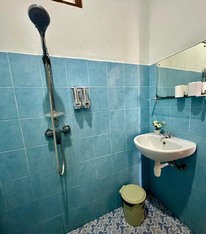 Koupelna v ubytování New Mekar Jaya Hotel