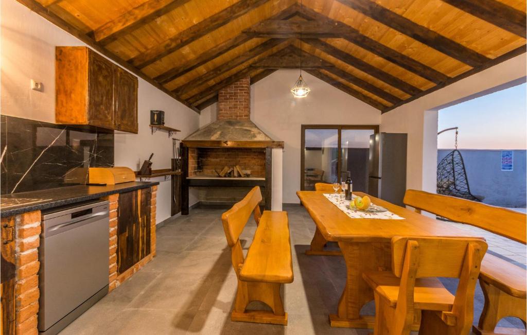 Kuchnia lub aneks kuchenny w obiekcie Stunning Home In Gornje Rastane