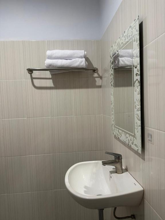 Koupelna v ubytování New Mekar Jaya Hotel
