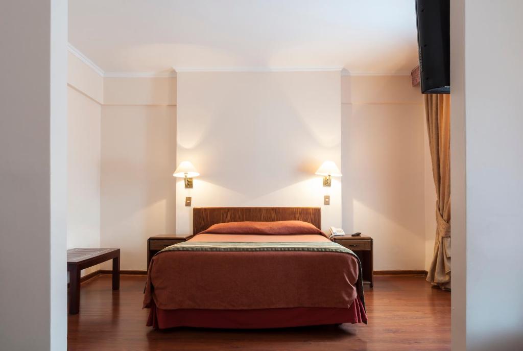Postel nebo postele na pokoji v ubytování Hotel Francisco De Aguirre