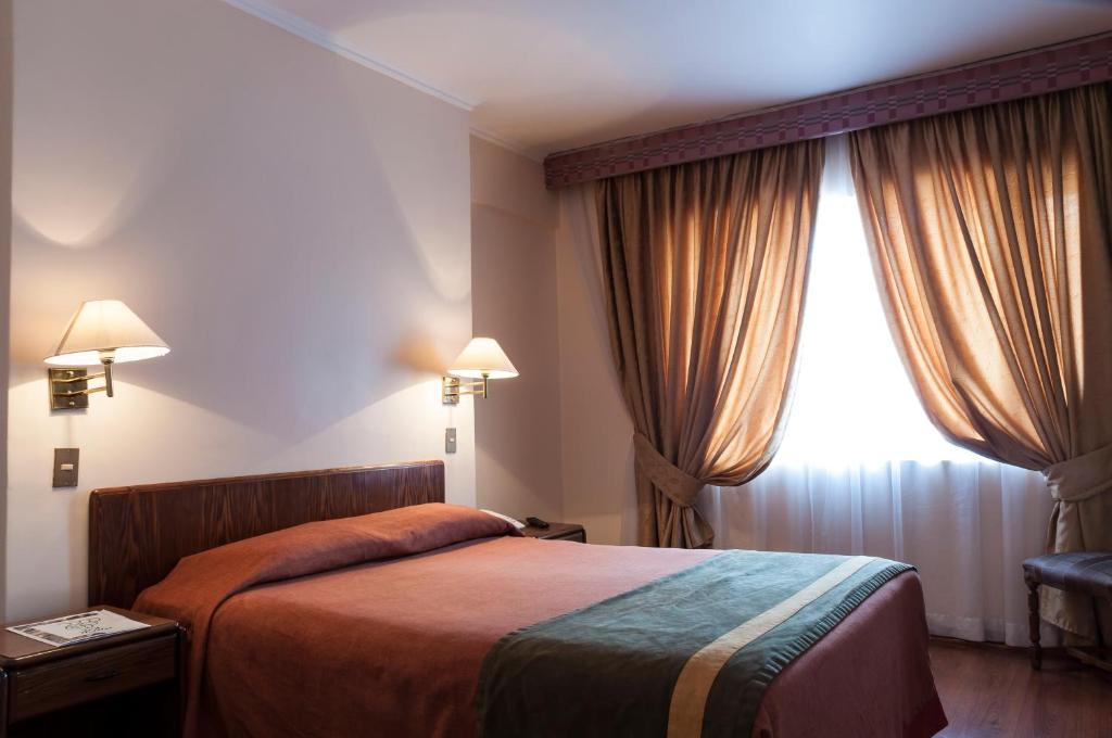 Postel nebo postele na pokoji v ubytování Hotel Francisco De Aguirre