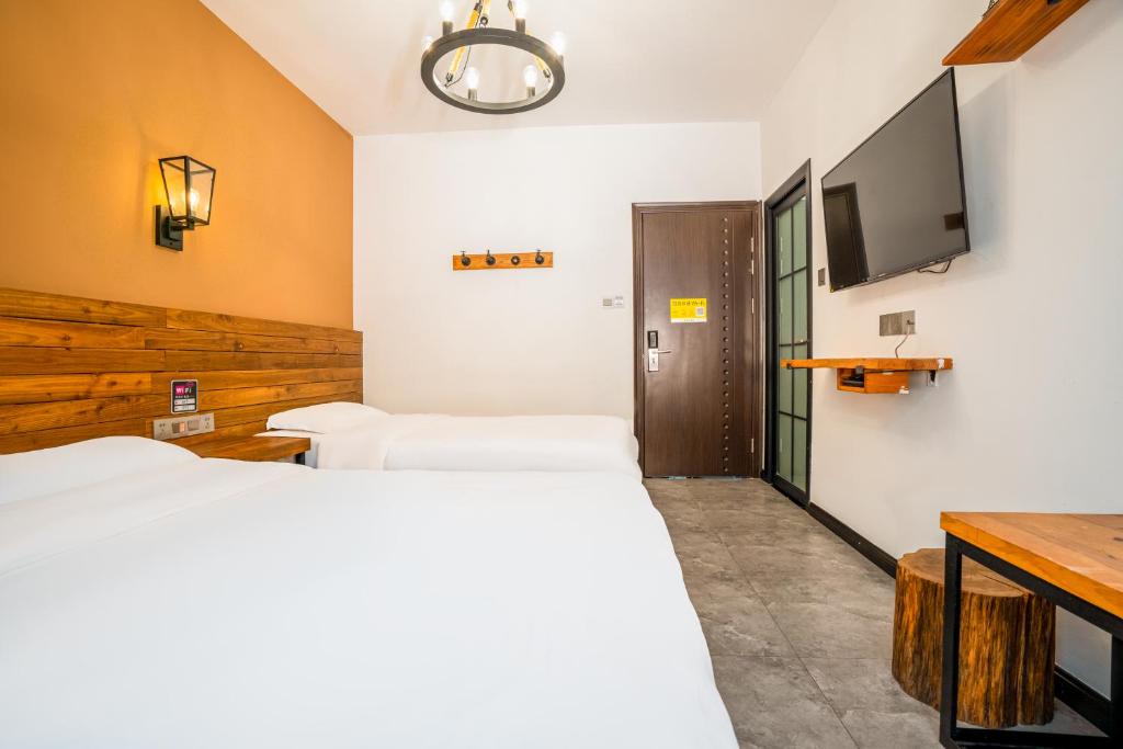 Postel nebo postele na pokoji v ubytování Tianmenshan Loft Art Inn