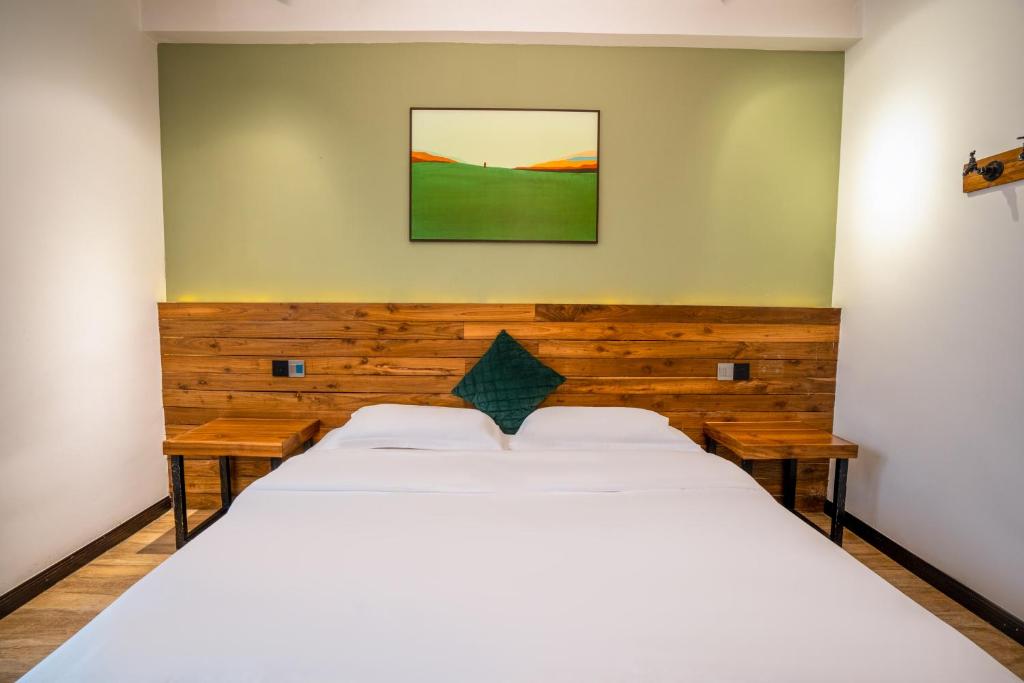 Postel nebo postele na pokoji v ubytování Tianmenshan Loft Art Inn