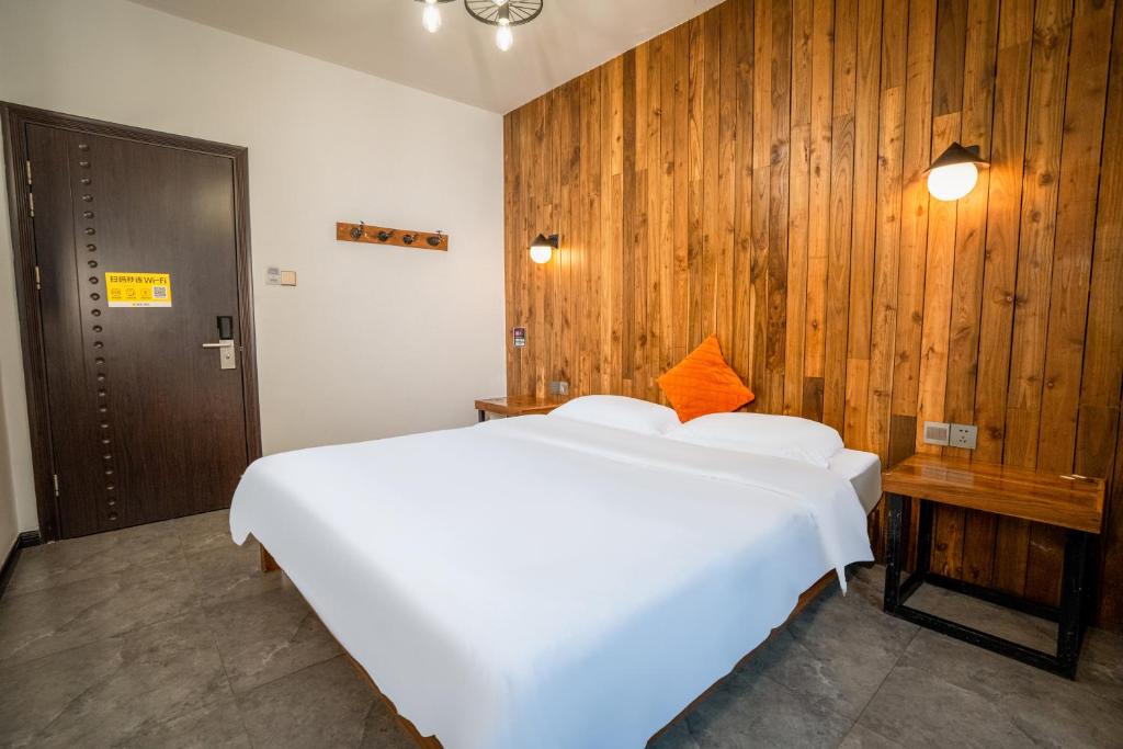 Postel nebo postele na pokoji v ubytování Tianmenshan Loft Art Inn