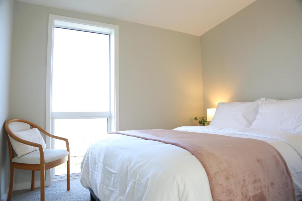 Skyline Vista - Entirely New House with Luxe Views, Espresso, Netflix & Free Parking - Resim 6