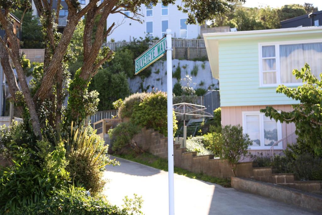Skyline Vista - Entirely New House with Luxe Views, Espresso, Netflix & Free Parking - Resim 31