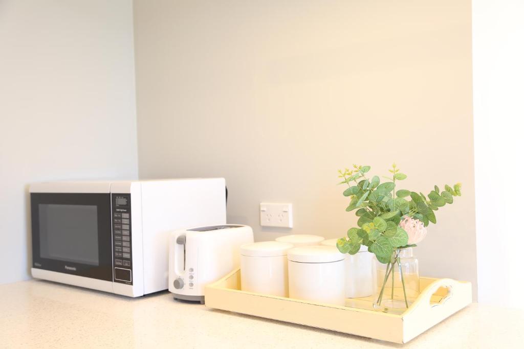 Skyline Vista - Entirely New House with Luxe Views, Espresso, Netflix & Free Parking - Resim 13