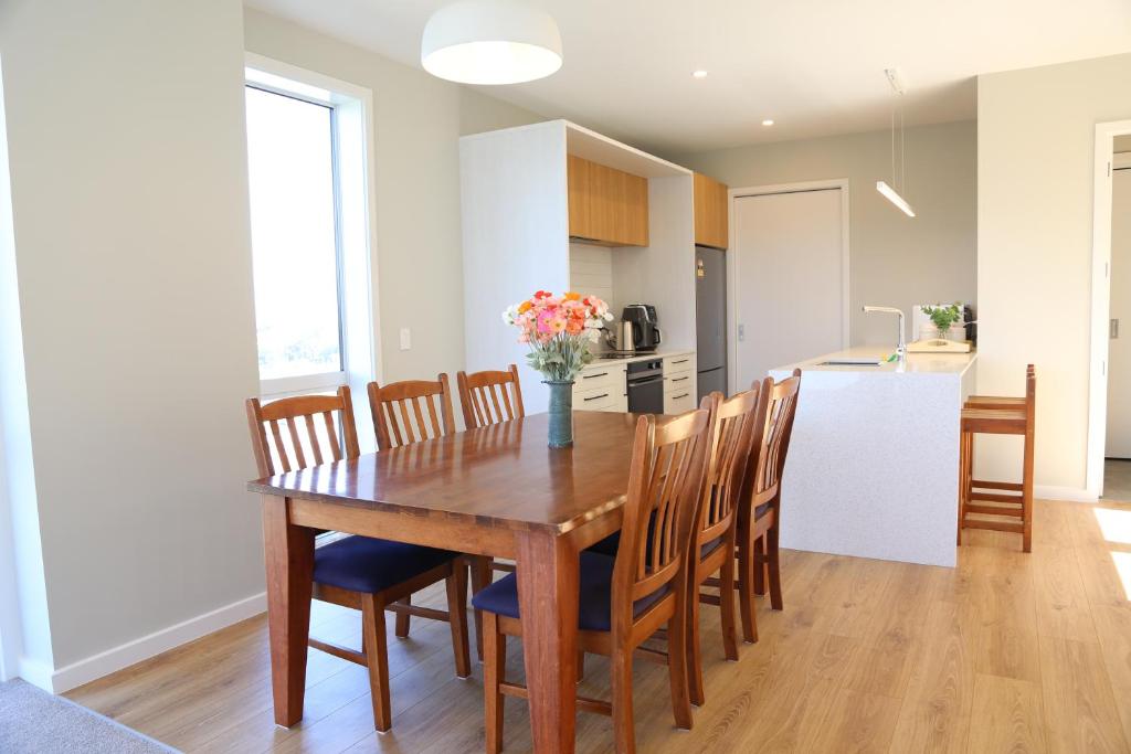 Skyline Vista - Entirely New House with Luxe Views, Espresso, Netflix & Free Parking - Resim 3