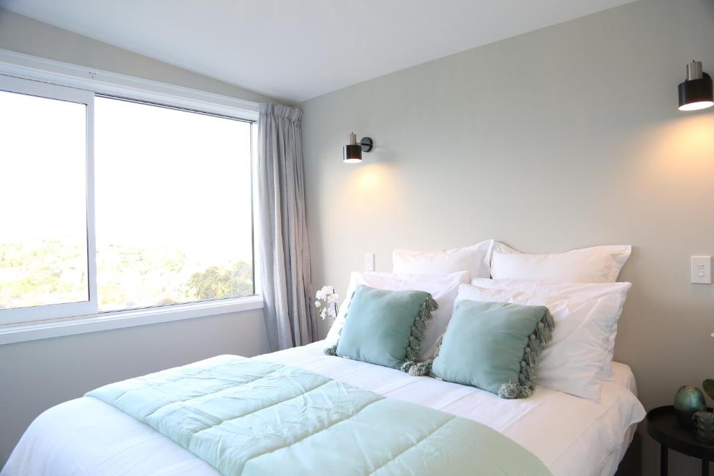 Skyline Vista - Entirely New House with Luxe Views, Espresso, Netflix & Free Parking - Resim 5