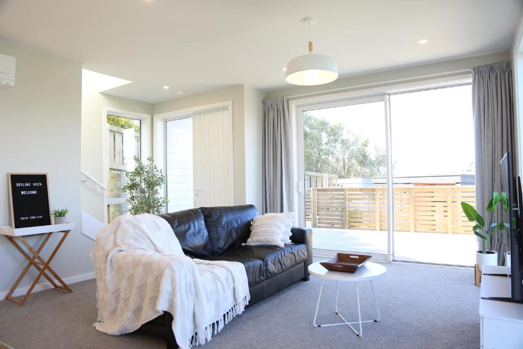 Skyline Vista - Entirely New House with Luxe Views, Espresso, Netflix & Free Parking - Resim 8