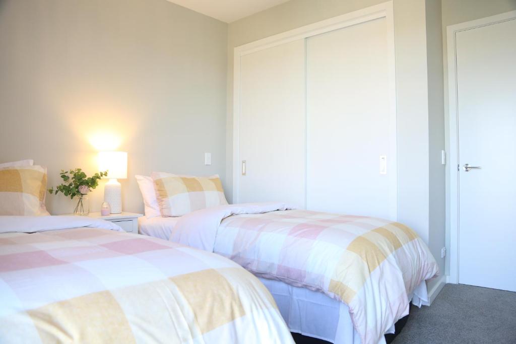 Skyline Vista - Entirely New House with Luxe Views, Espresso, Netflix & Free Parking - Resim 30