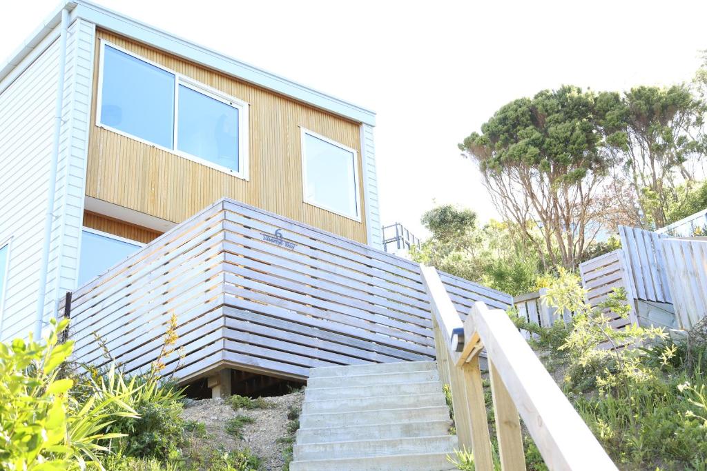 Skyline Vista - Entirely New House with Luxe Views, Espresso, Netflix & Free Parking - Resim 33