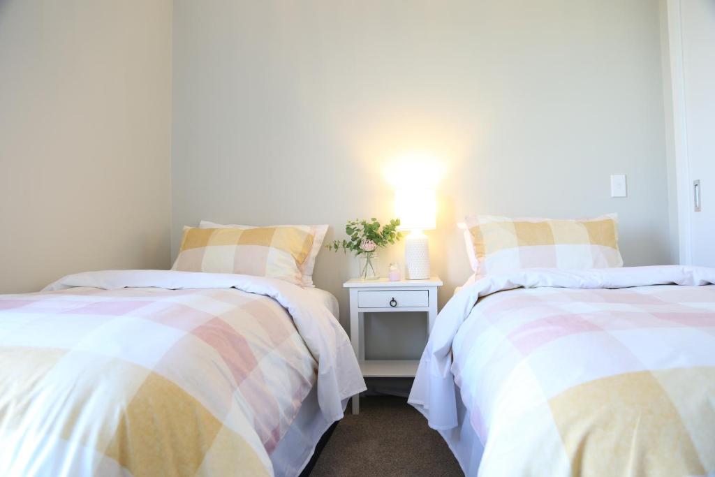 Skyline Vista - Entirely New House with Luxe Views, Espresso, Netflix & Free Parking - Resim 7