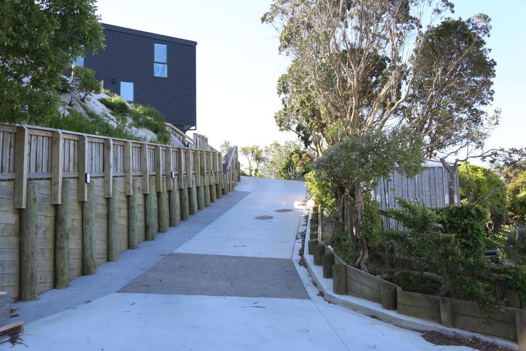 Skyline Vista - Entirely New House with Luxe Views, Espresso, Netflix & Free Parking - Resim 32