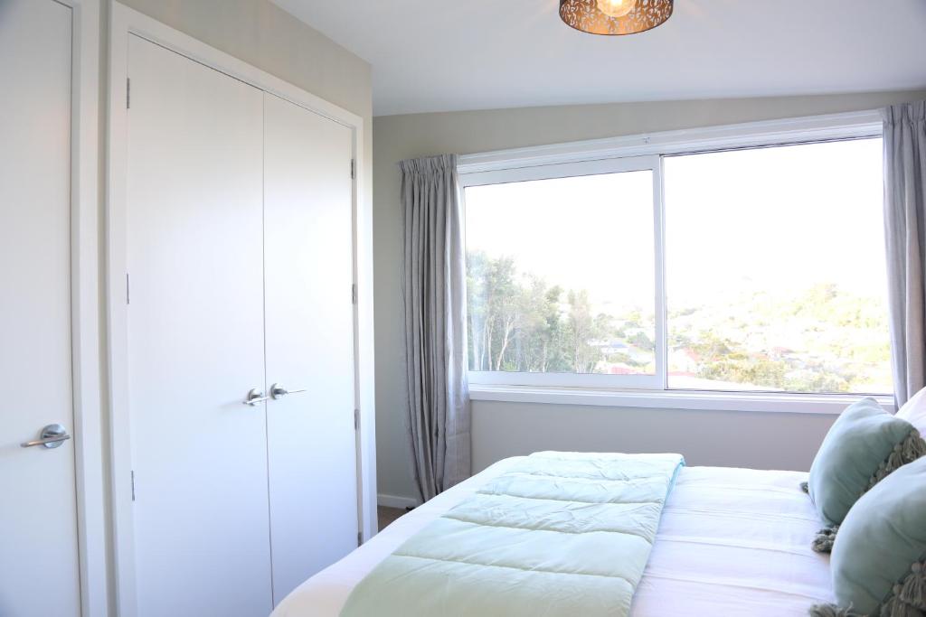 Skyline Vista - Entirely New House with Luxe Views, Espresso, Netflix & Free Parking - Resim 22