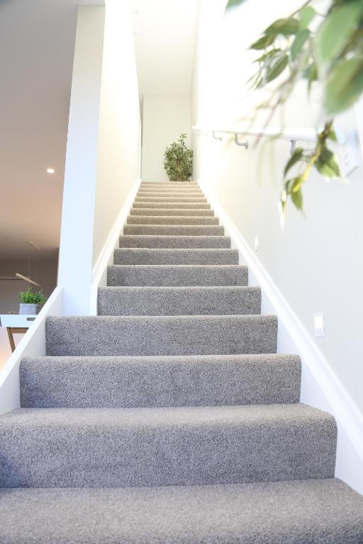 Skyline Vista - Entirely New House with Luxe Views, Espresso, Netflix & Free Parking - Resim 20