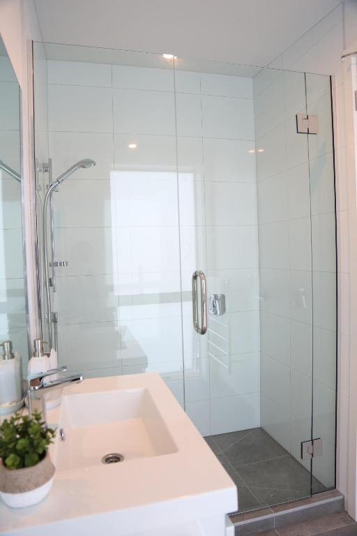 Skyline Vista - Entirely New House with Luxe Views, Espresso, Netflix & Free Parking - Resim 39