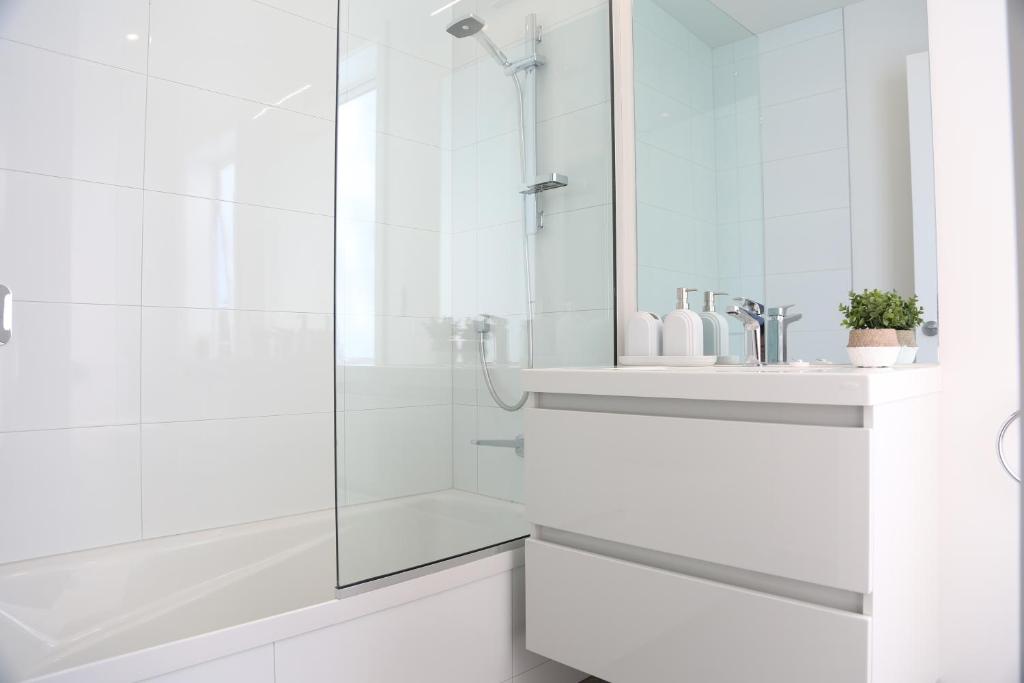 Skyline Vista - Entirely New House with Luxe Views, Espresso, Netflix & Free Parking - Resim 34