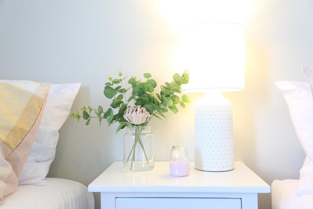 Skyline Vista - Entirely New House with Luxe Views, Espresso, Netflix & Free Parking - Resim 29