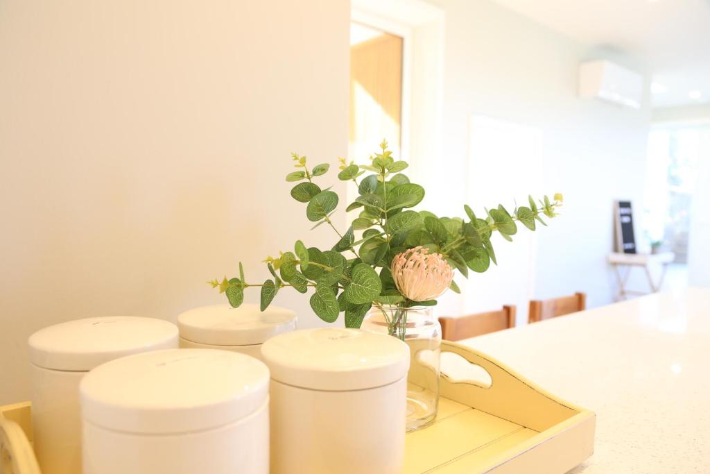 Skyline Vista - Entirely New House with Luxe Views, Espresso, Netflix & Free Parking - Resim 14