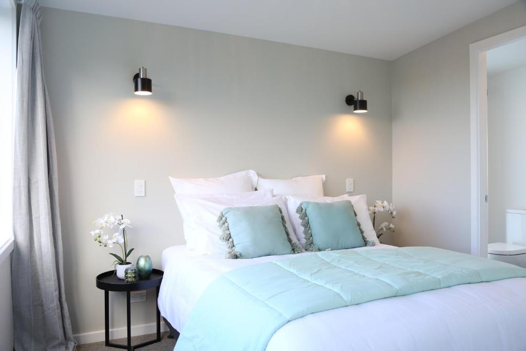 Skyline Vista - Entirely New House with Luxe Views, Espresso, Netflix & Free Parking - Resim 24