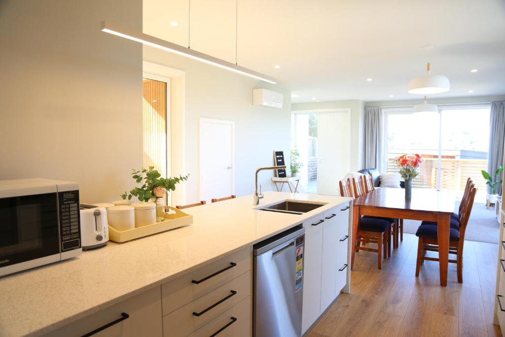 Skyline Vista - Entirely New House with Luxe Views, Espresso, Netflix & Free Parking - Resim 12