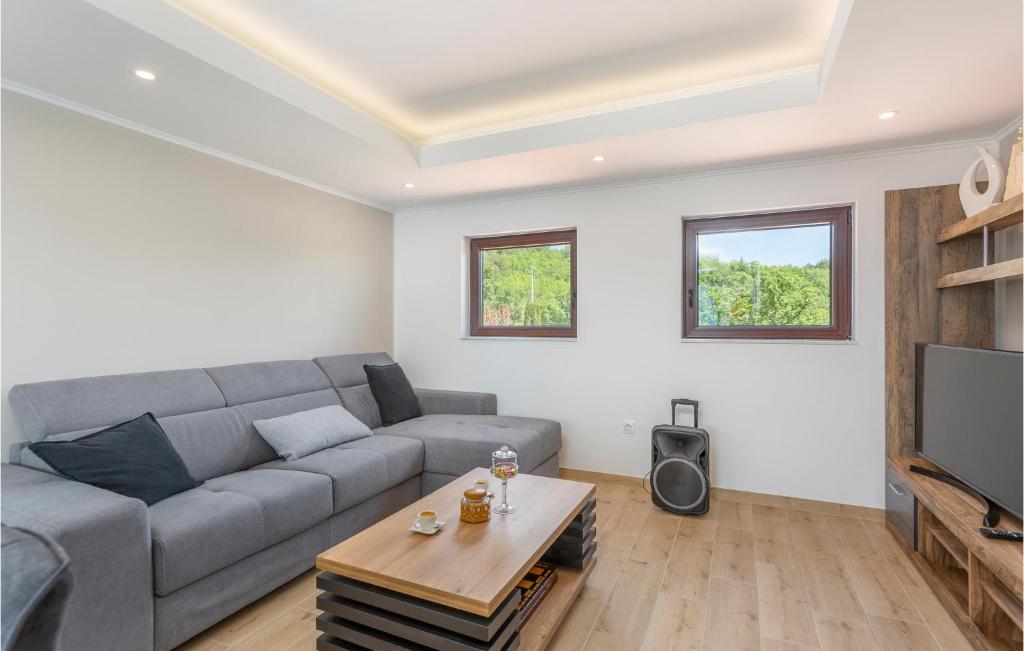 Televízia a/alebo spoločenská miestnosť v ubytovaní 2 Bedroom Stunning Apartment In Rijeka